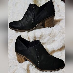 Elegant Black Women's Size 9 Wooden Heeled Shoes